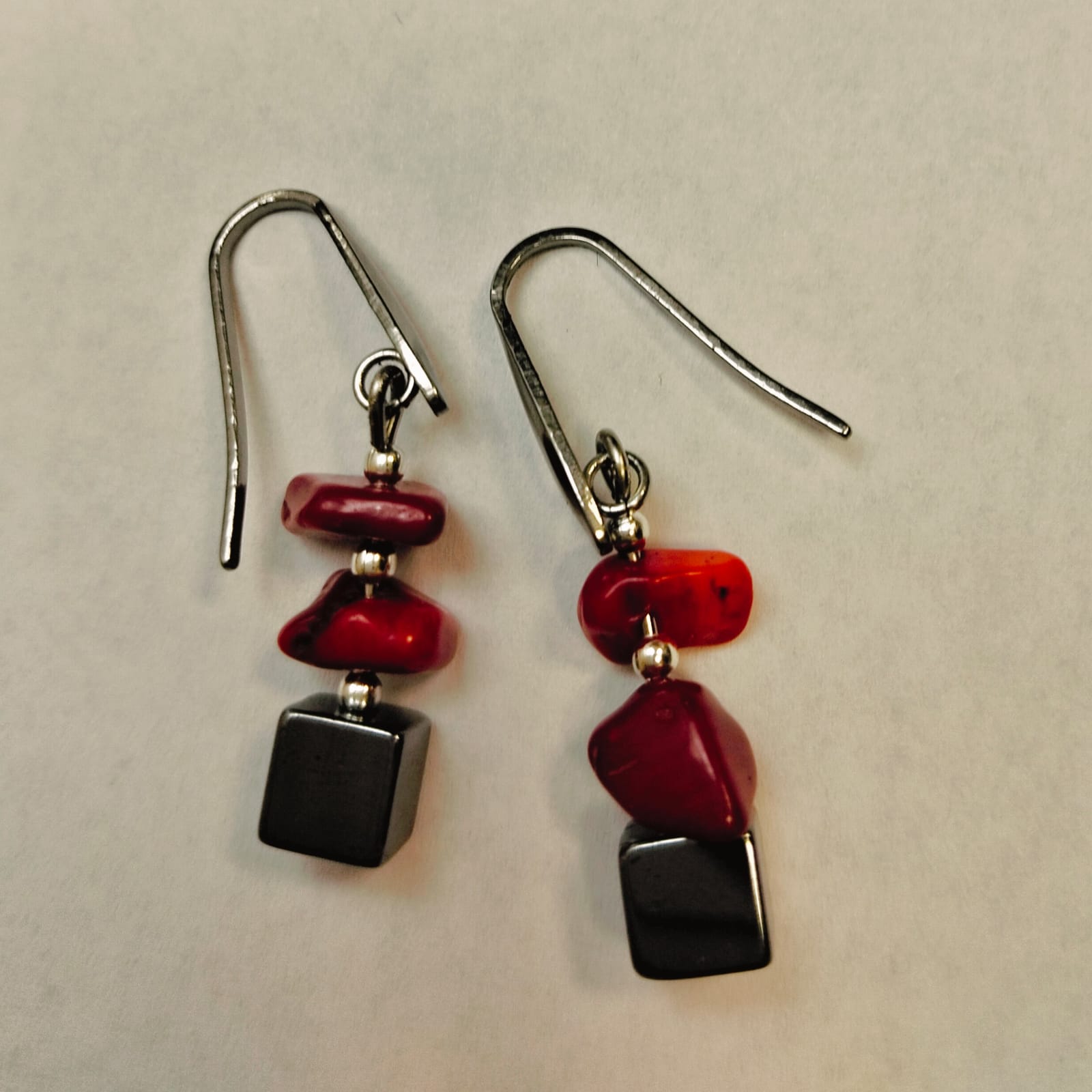Pendientes de hematita y piedras
