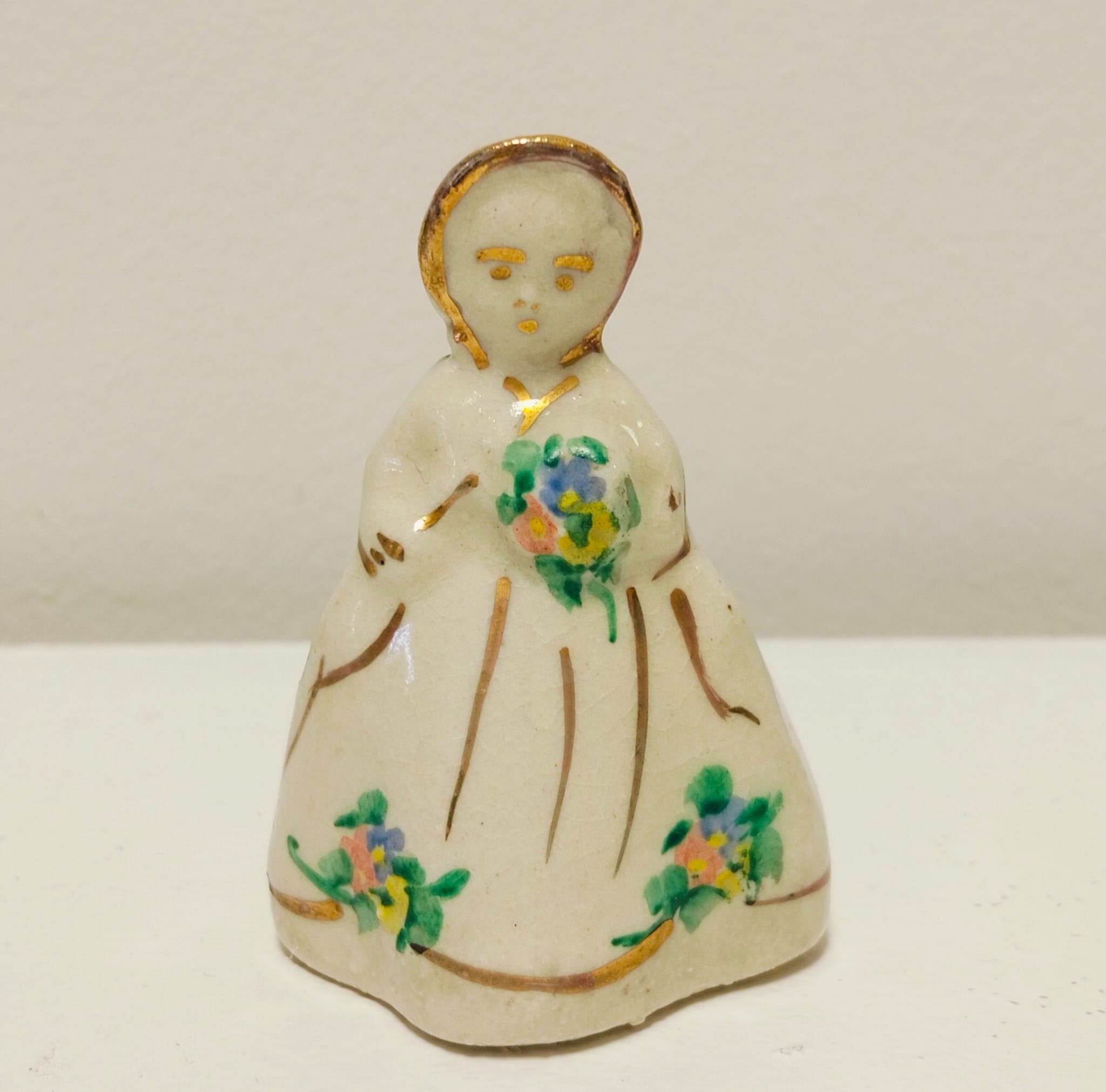 Miniatura de porcelana Niña con flores