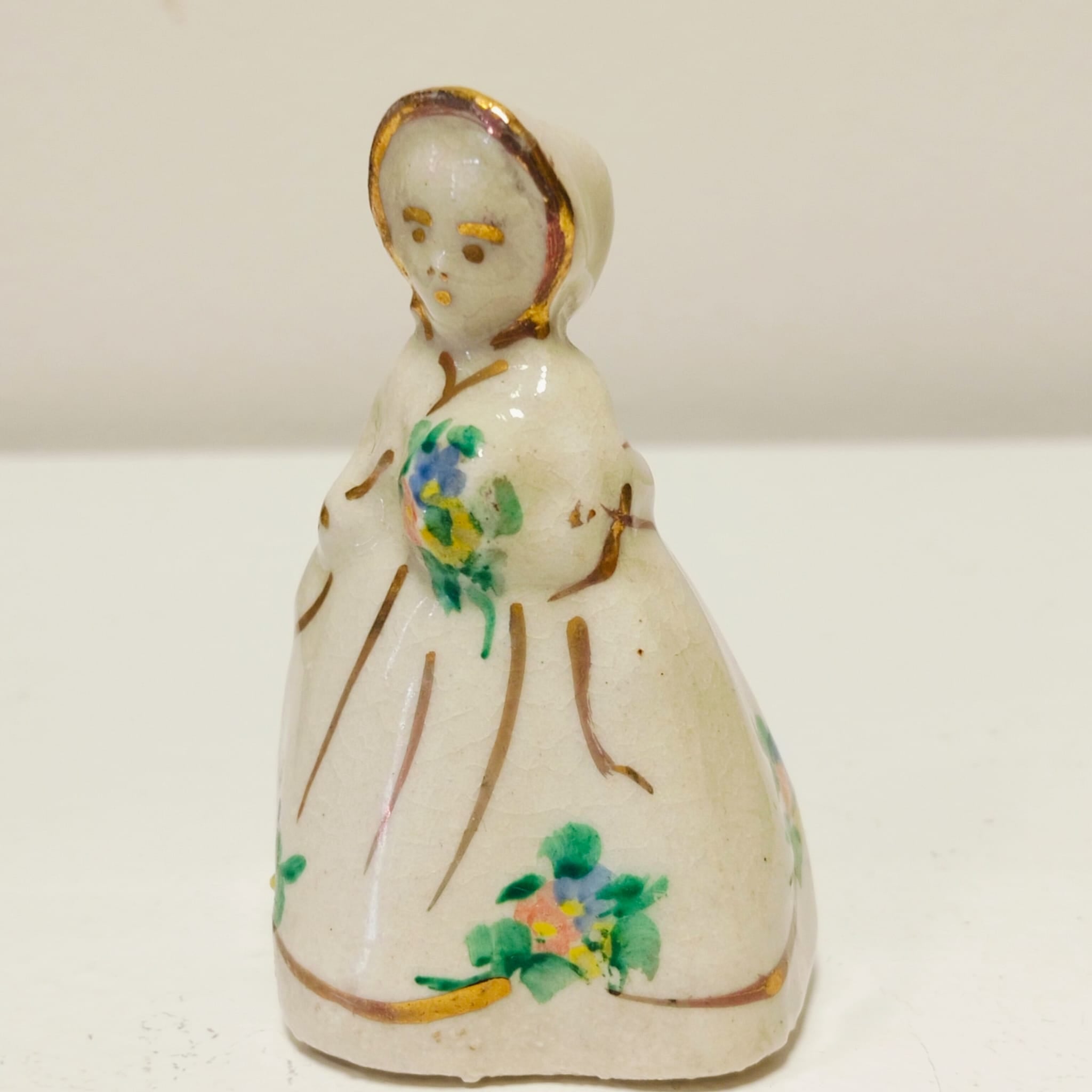 Miniatura de porcelana Niña con flores