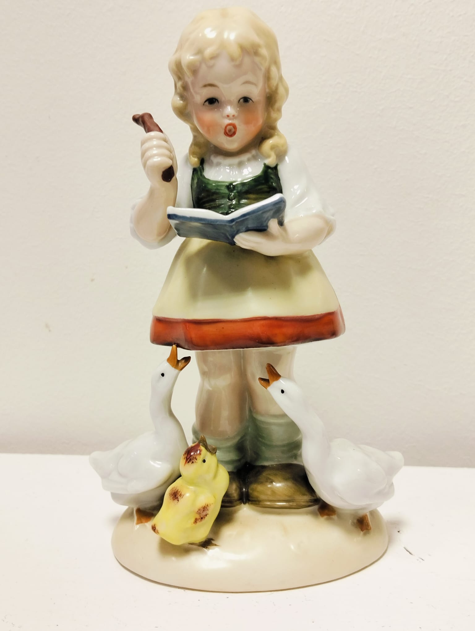 Figura de porcelana Niña con patos