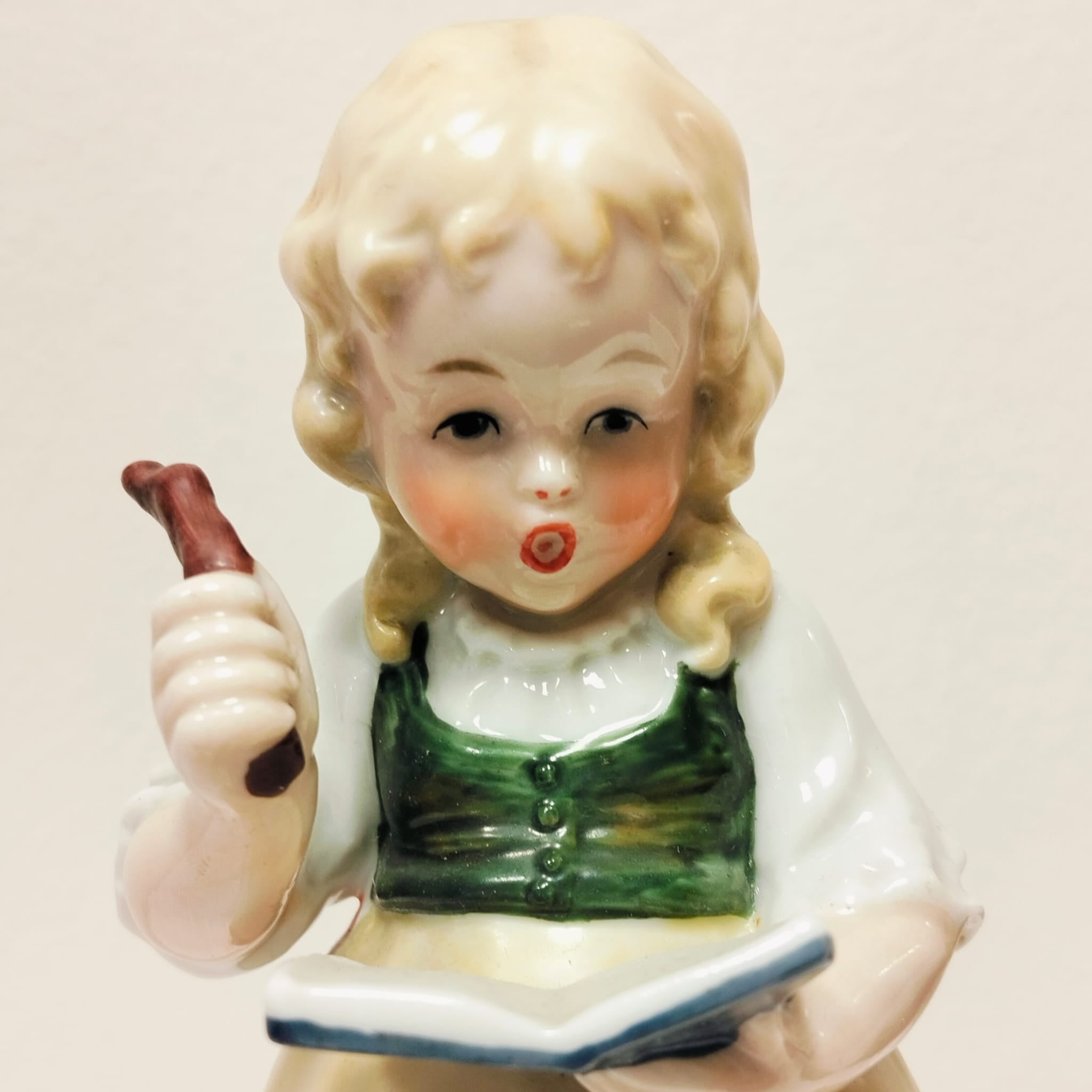 Figura de porcelana Niña con patos